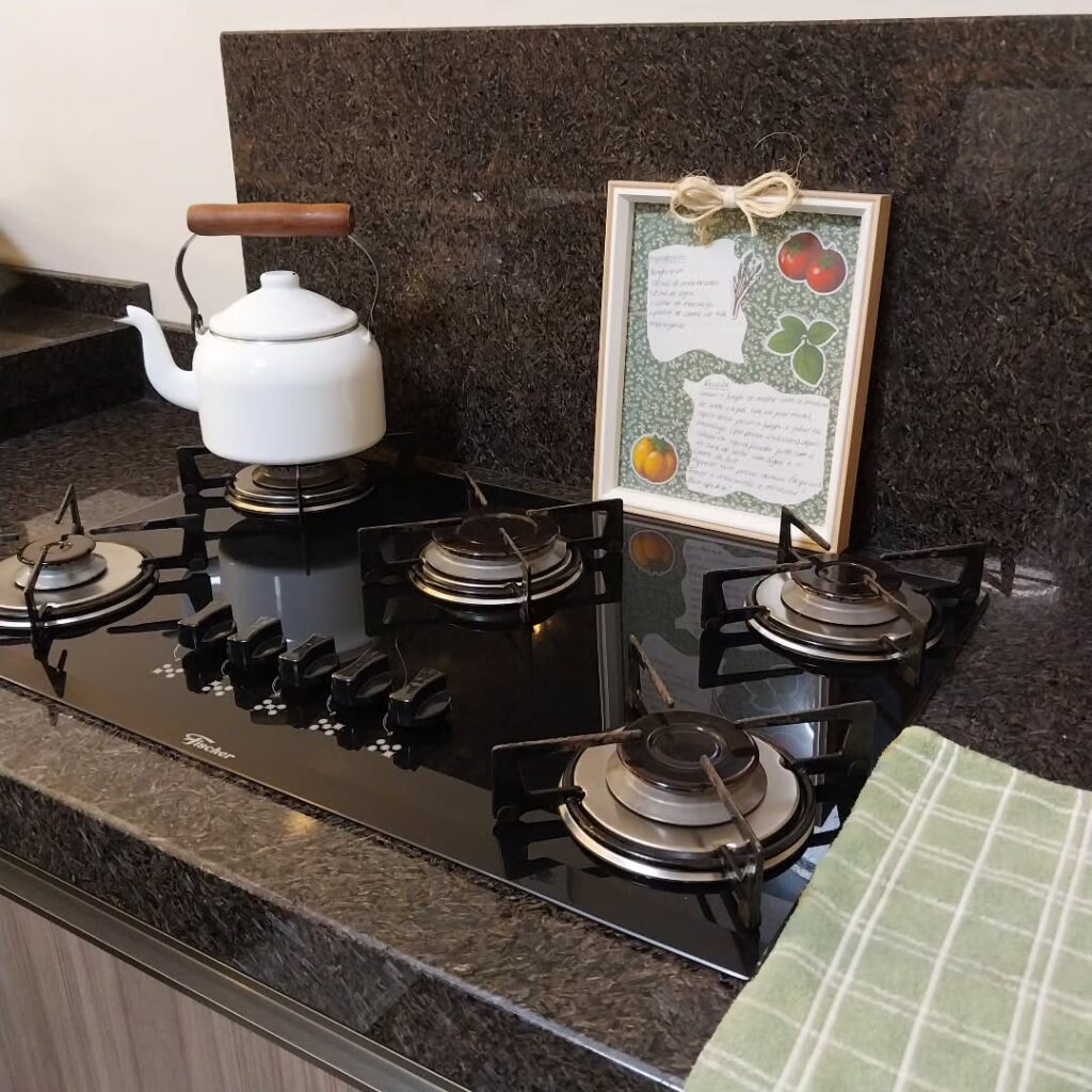Fogão preto com quadrinho com receita escrita à mão