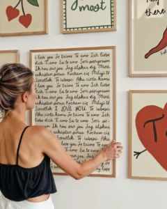Mulher colocando um quadro com frases na parede