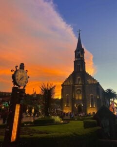 Igreja de Gramado ao entardecer