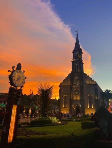 Igreja de Gramado ao entardecer