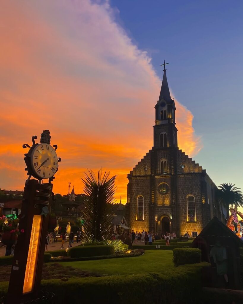 Igreja de Gramado ao entardecer