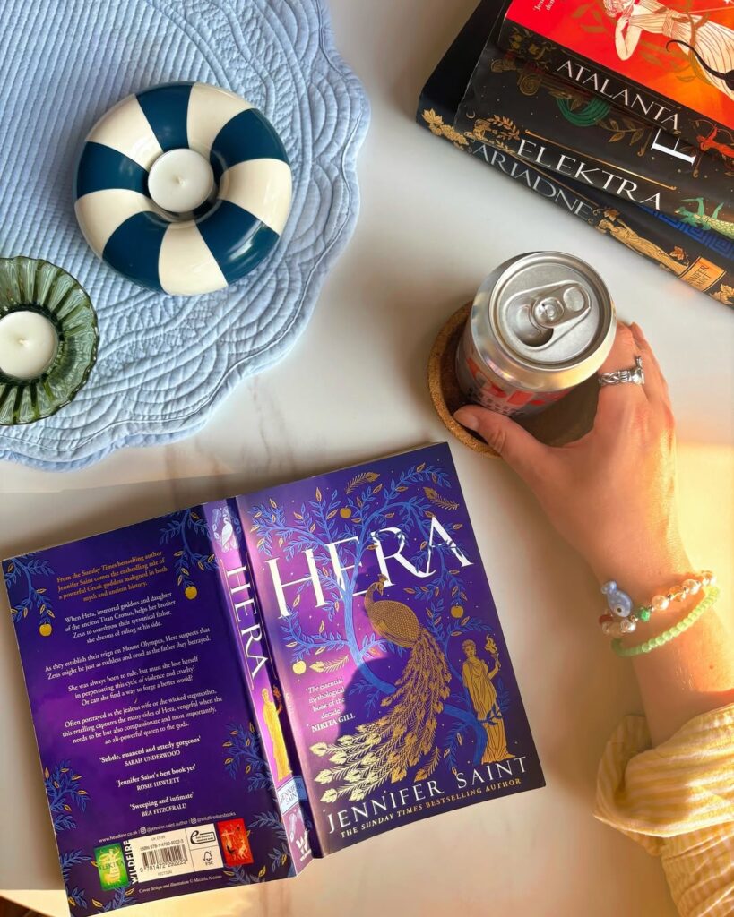 Livros dispostos em uma mesa