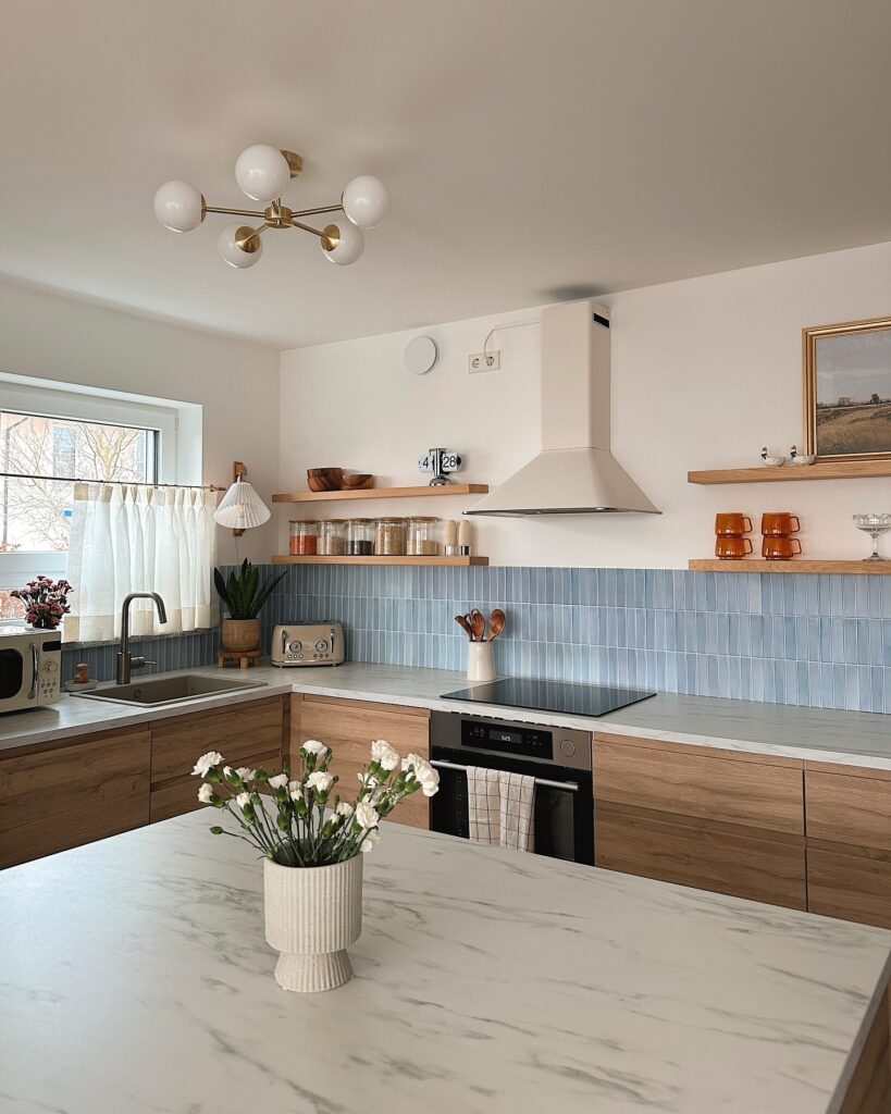 Fogão por indução em cozinha com estilo americano e rodabanca azul