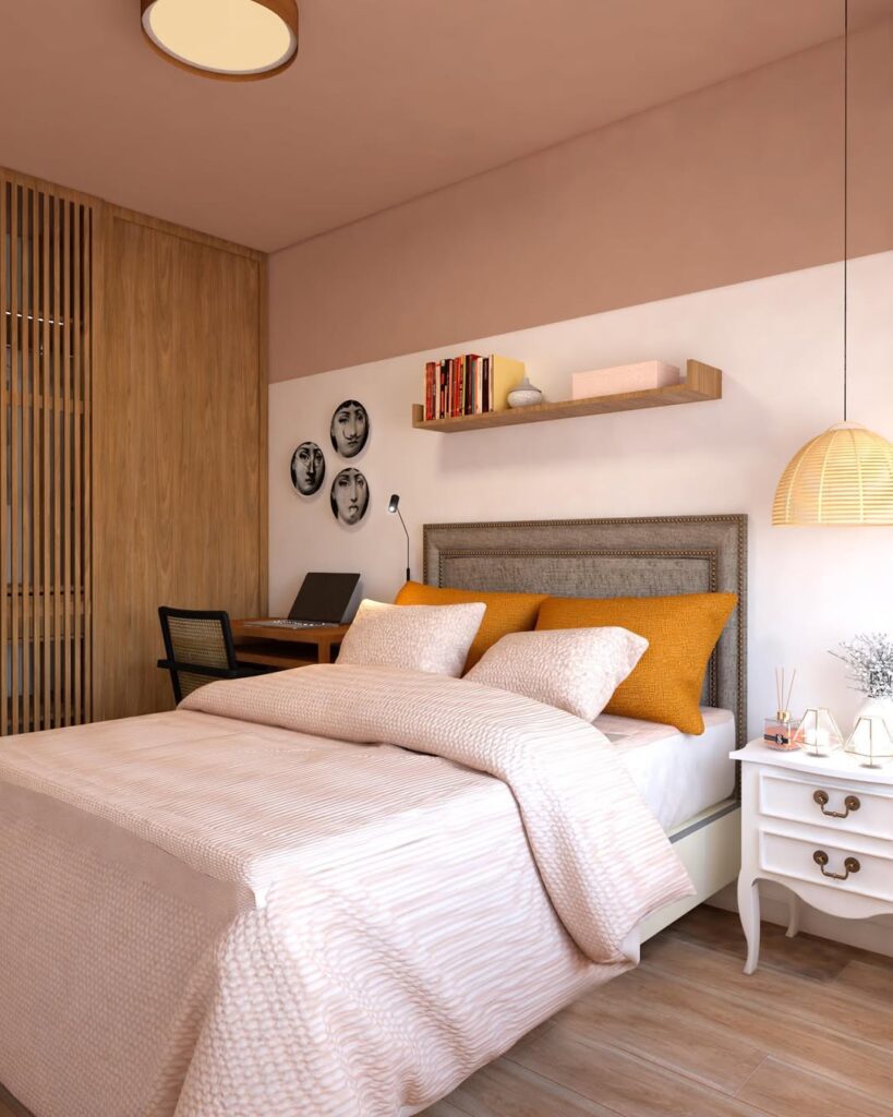 Quarto com parte da parede branca e parte que se estende até o teto em tom de rosa, cama com travesseiros na cor mostarda