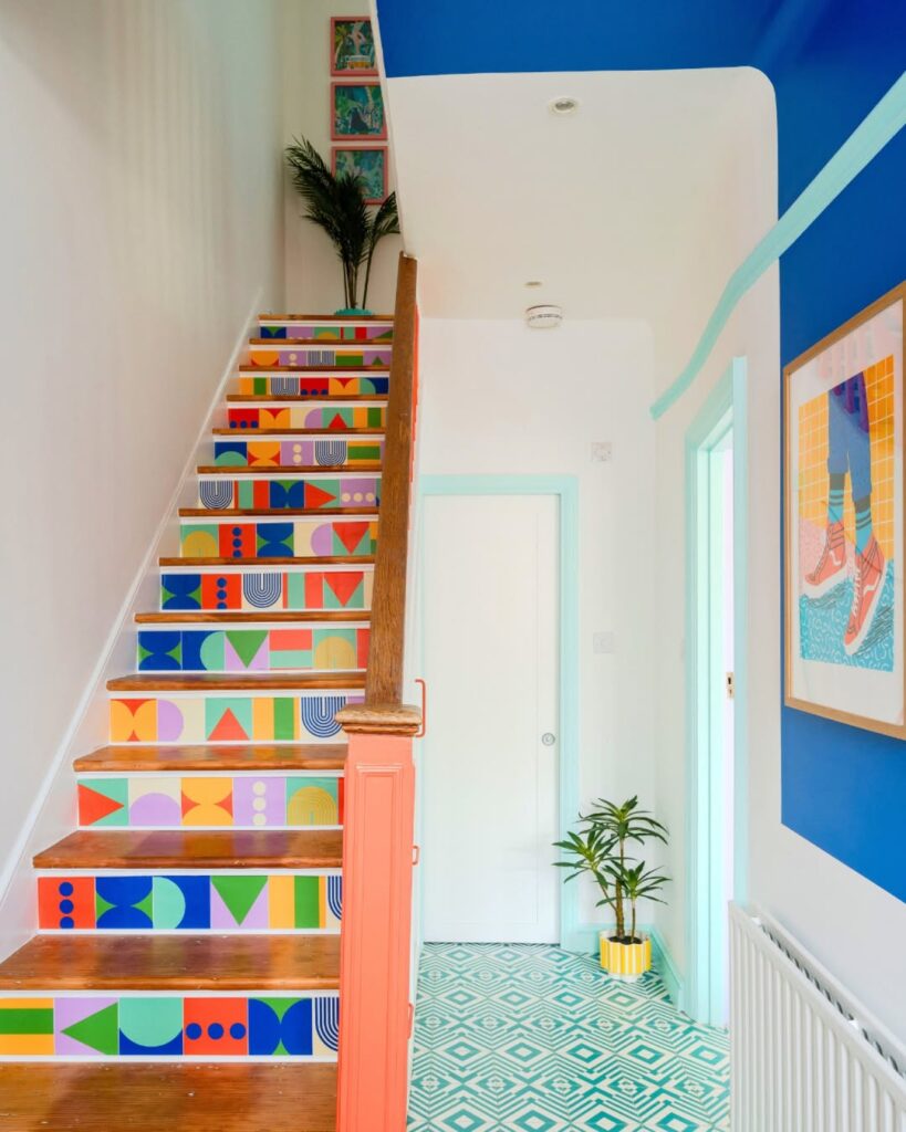 Ambiente com escada colorida com figuras geométricas