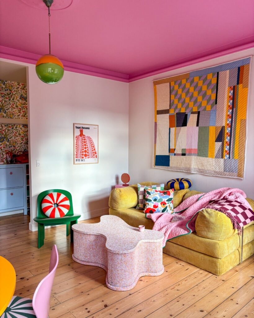 Quarto no estilo dopámine décor com pintura rosa no teto