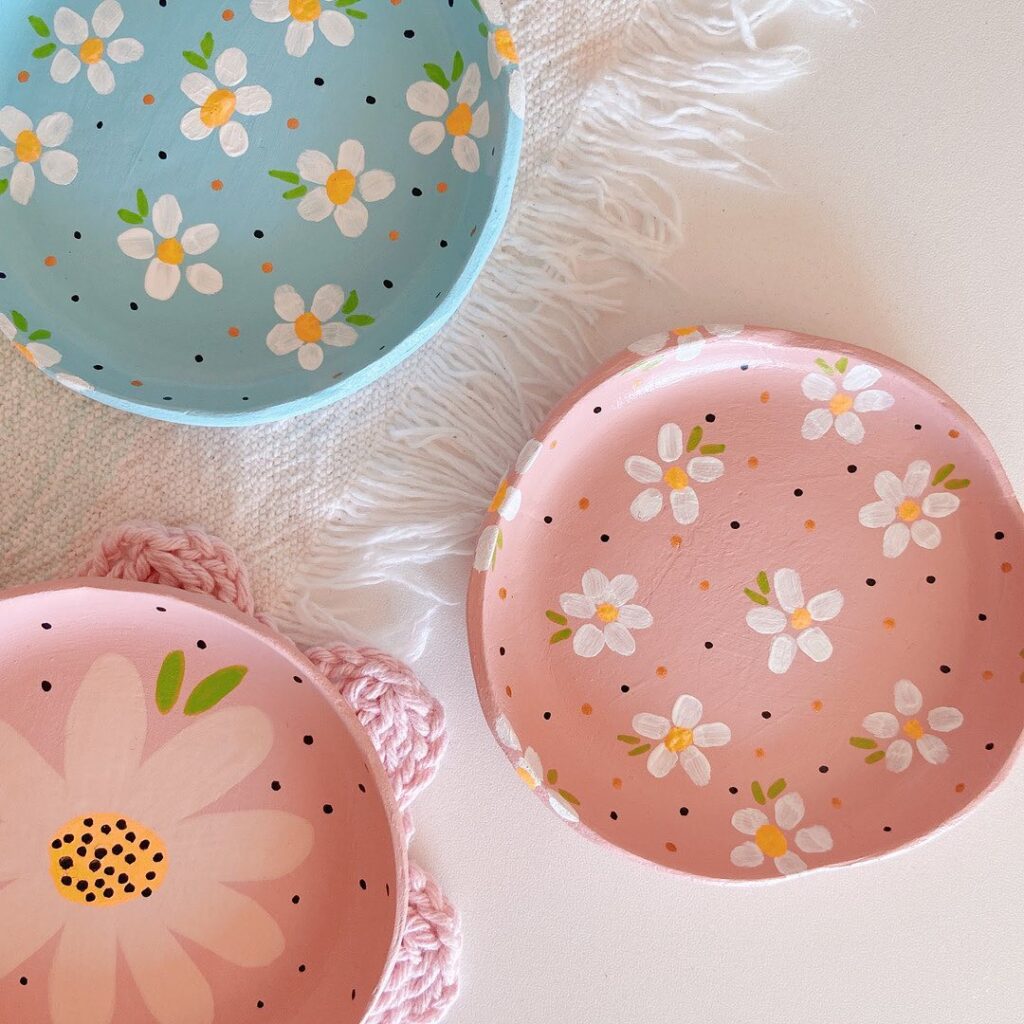Pratinhos de cerâmica rosa e azul com florzinhas