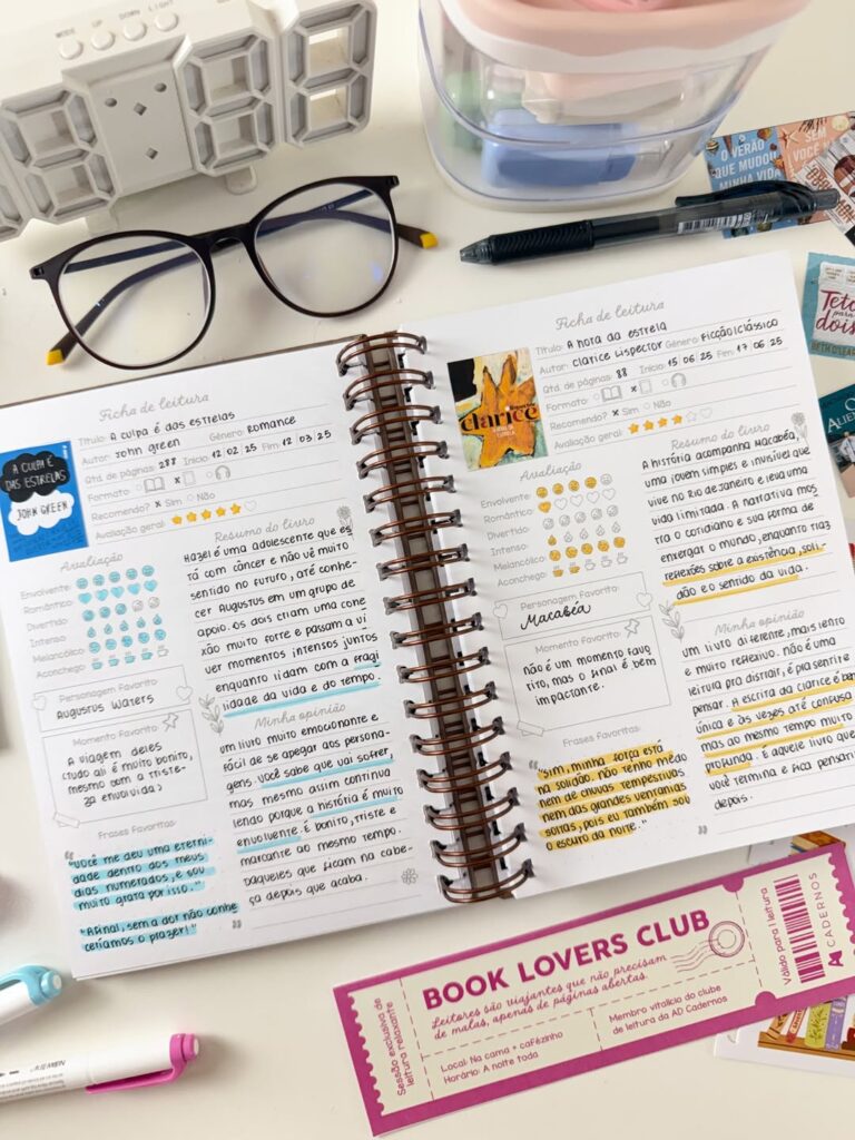 Caderno escrito à mão com impressões sobre livros