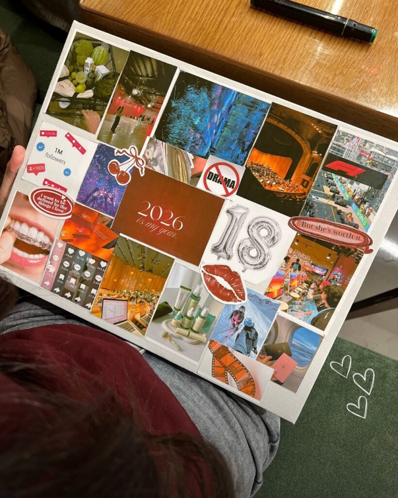 Painel de vision board com imagens coloridas