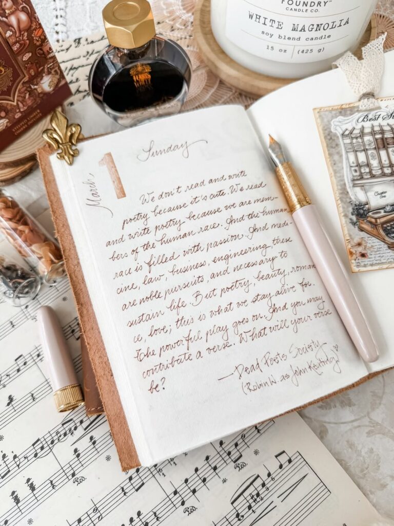Caderno com escrita à mão e caneta