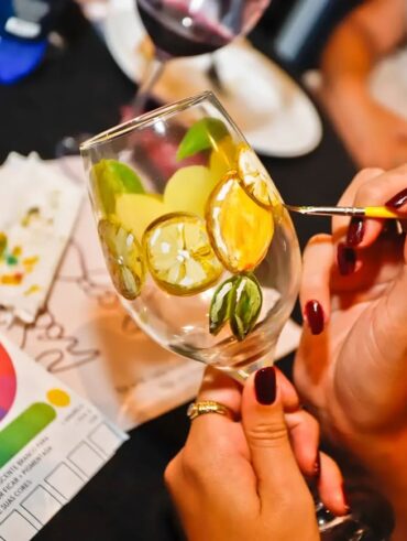 Taça sendo pintada à mão