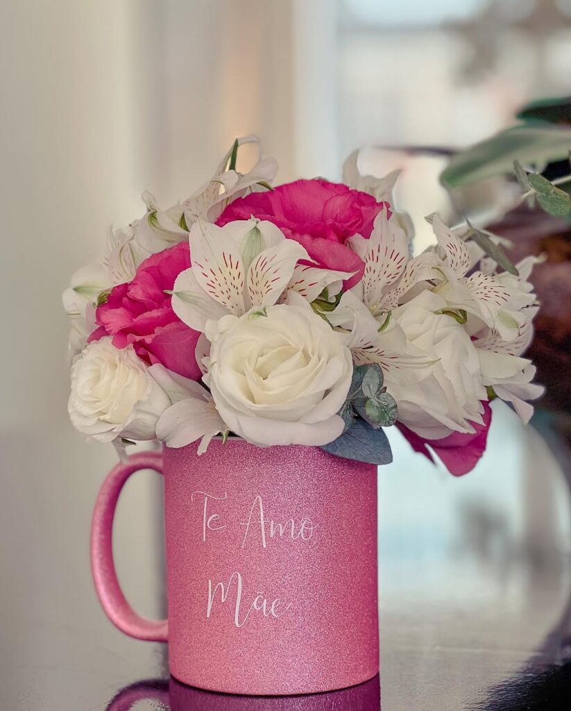 Xícara rosa com um mini buque de flores