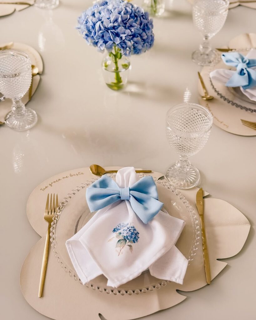 Mesa posta de Dia das mães em azul e branco