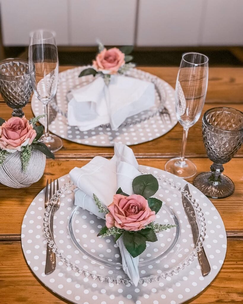 Mesa posta de Dia das mães com sousplats com bolinhas e guardanapos com rosas