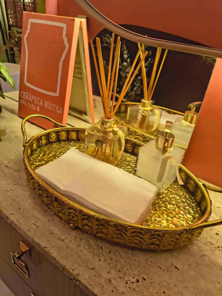 Bandeja decorativa dourada com aromatizadores de ambiente