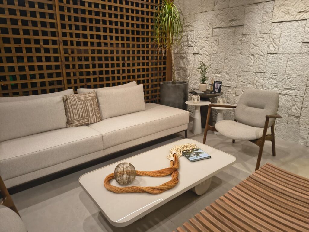 Sala de estar com sofá de linhas retas e mesa de centro arredondada