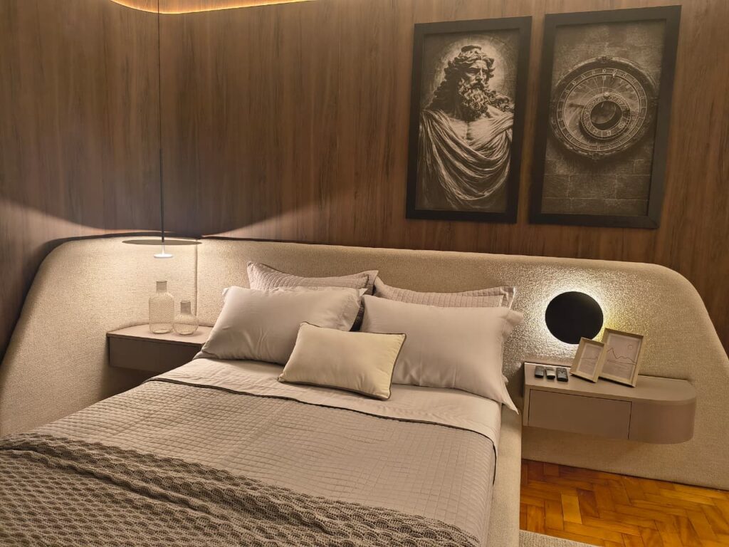 Quarto com painel de madeira marrom e cama com cabeceira extensa em bouclé