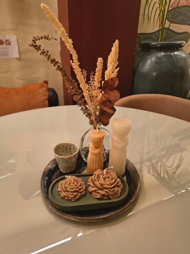 Bandeja decorativa com velas e vaso com flores secas