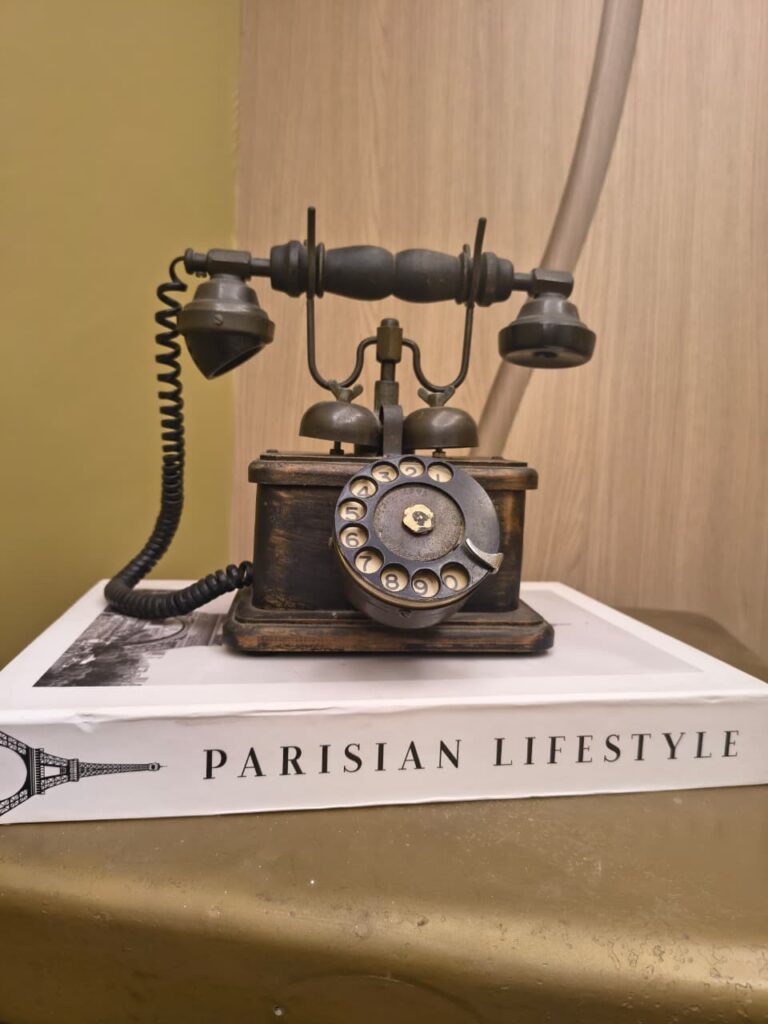 Livro com telefone antigo