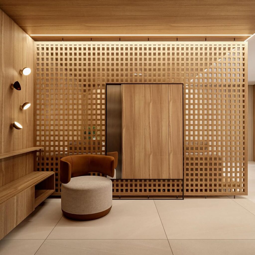 Ambiente com painel de muxarabi amadeirado com poltrona e espelho retangular grande