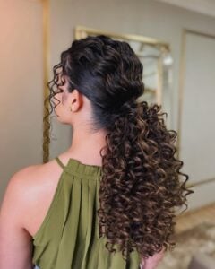 Penteado para madrinha de casamento em cabelo cacheado