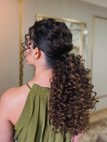 Penteado para madrinha de casamento em cabelo cacheado