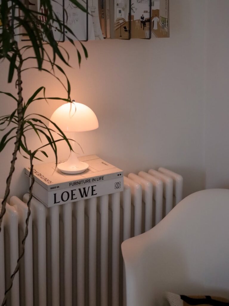 Ambiente com livros e abajur com design diferente e luz branca
