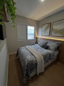 Quarto de casal com cama, quadro, plantas e cortina de PVC