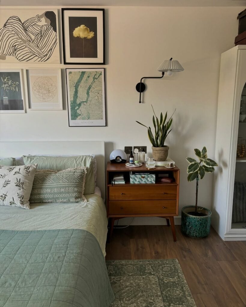 Quarto de casal com mesa de cabeceira