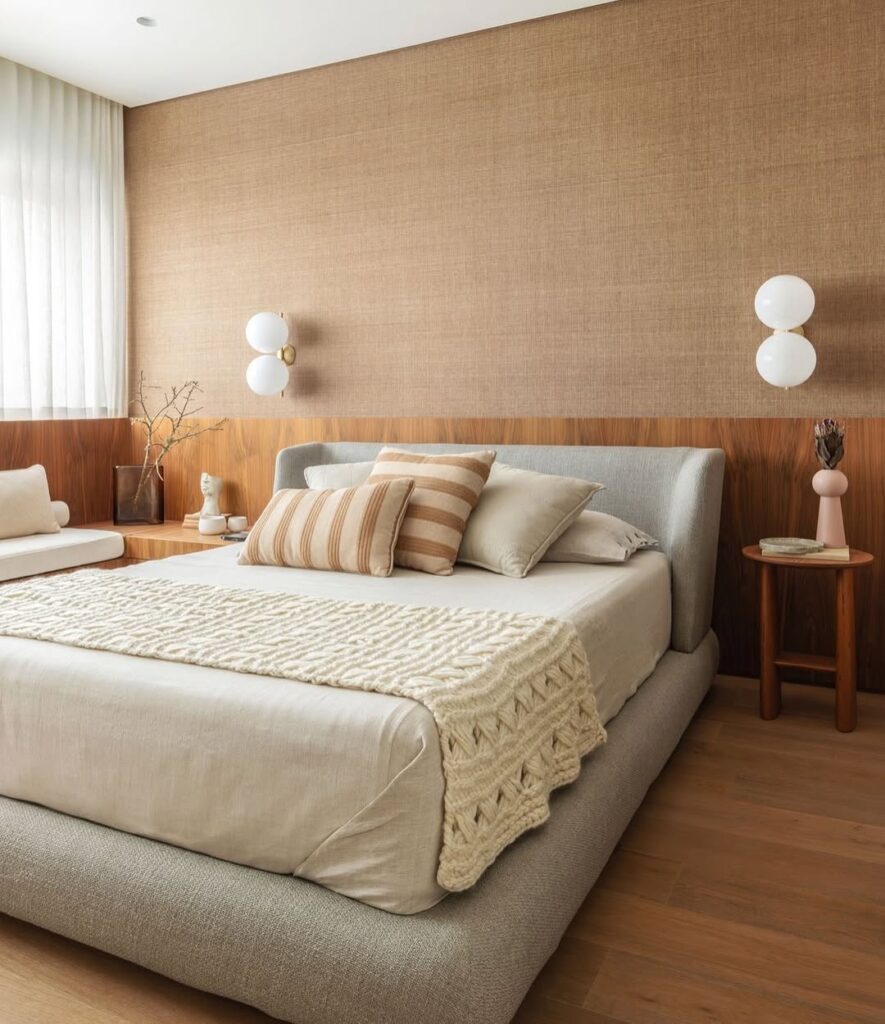 Quarto de casal com cama posta