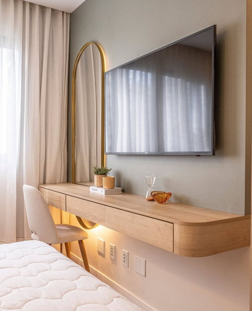 Quarto de casal com home office, espelho e TV