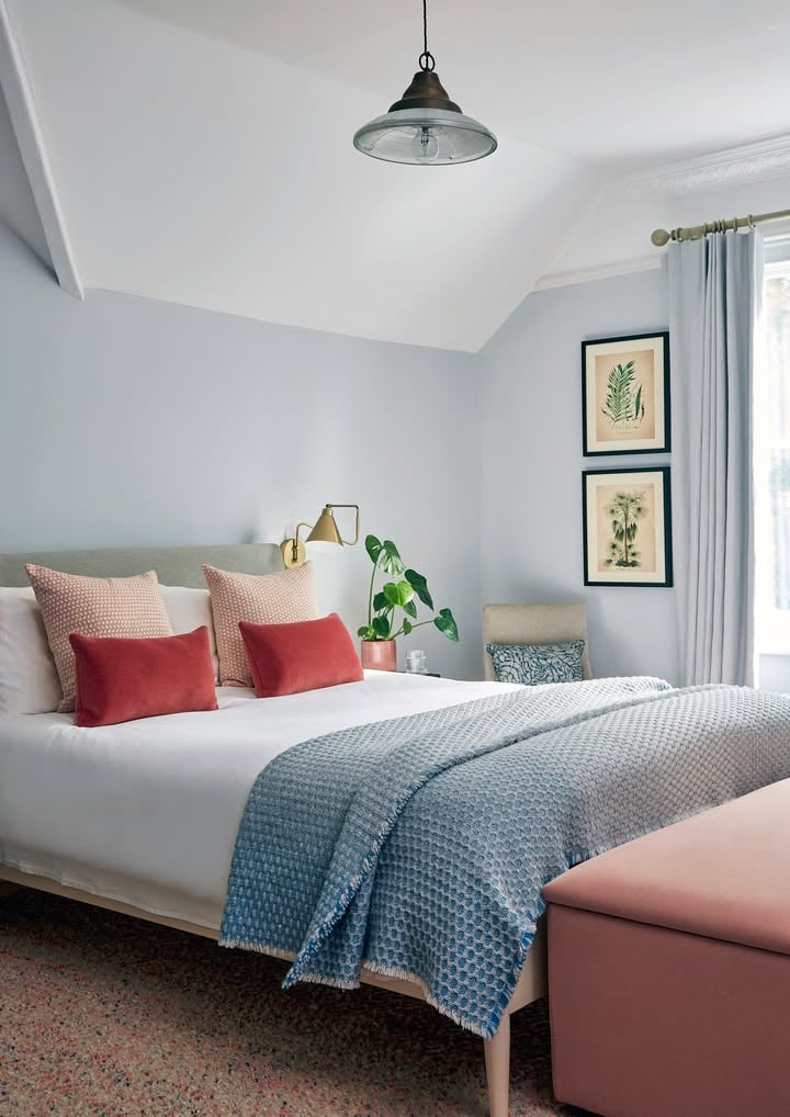 Quarto minimalista com cama, cabeceira e mesa de cabeceira