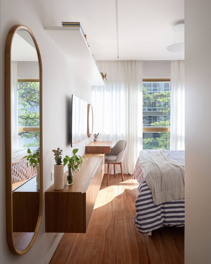 Quarto de casal com espelho