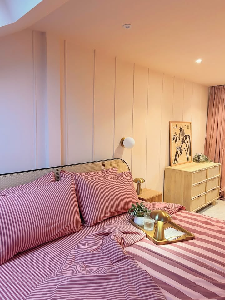 Quarto romântico com cama e cômoda
