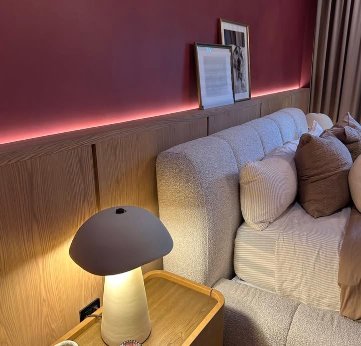 Quarto romântico com cama, cabeceira e mesa de cabeceira