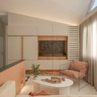 Sala com painel que esconde a tv