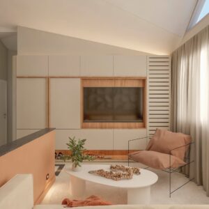 Sala com painel que esconde a tv