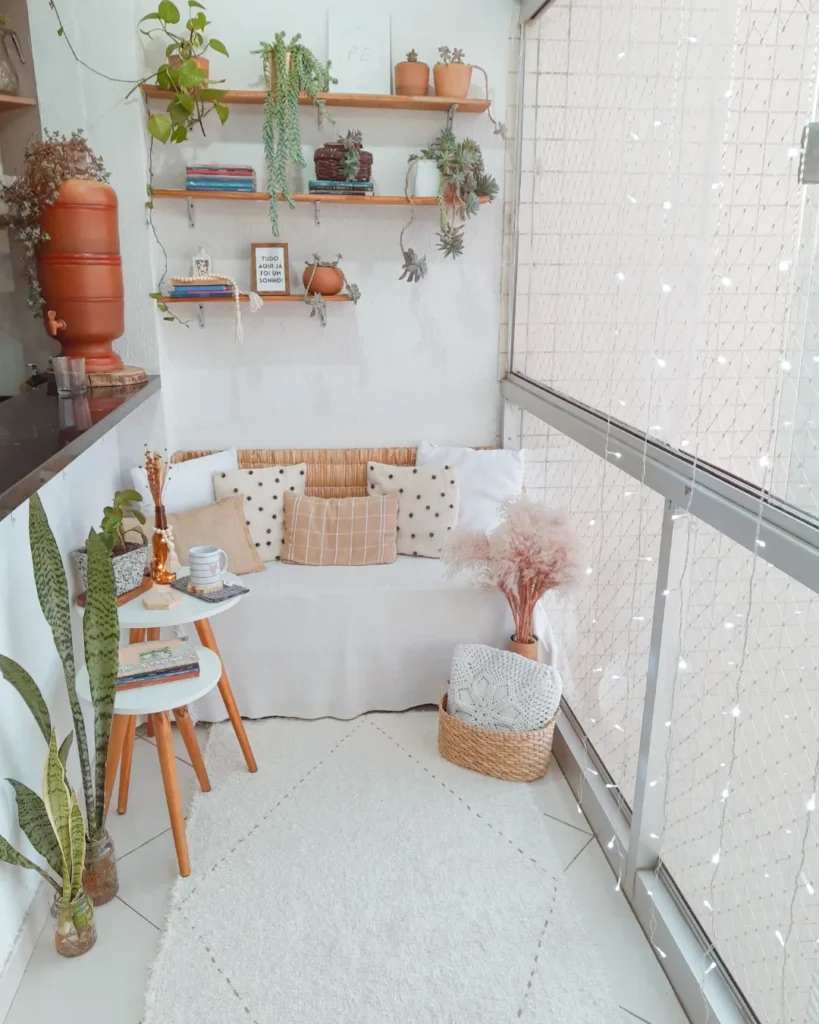 Varanda em cores claras, com tapete, sofpa e detalhes em madeira