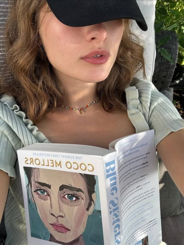 Mulher de pele clara lendo um livro