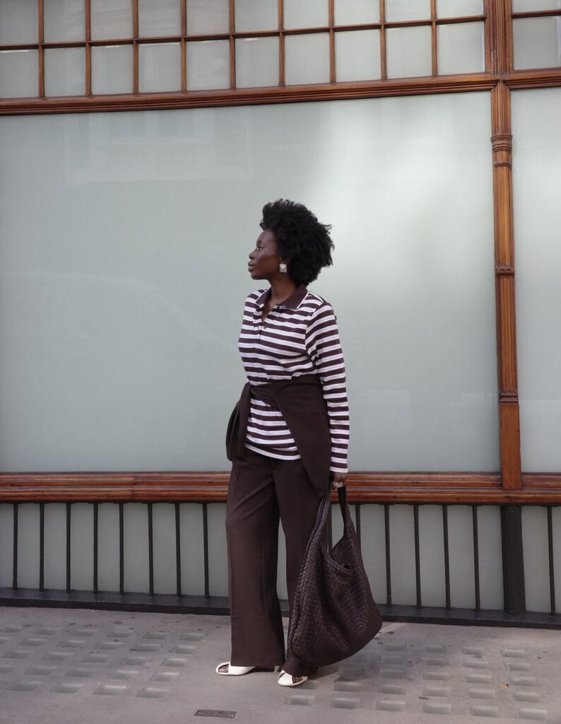 Mulher jovem de pele negra com look de outono marrom
