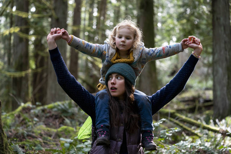 série Maid mostra mãe e filha na floresta