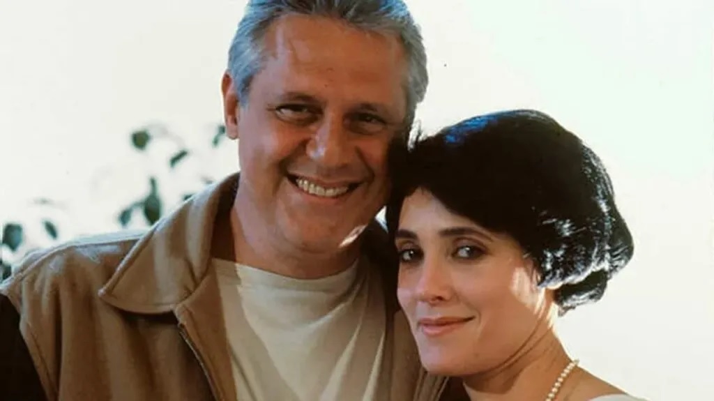 Homem e mulher sorrindo