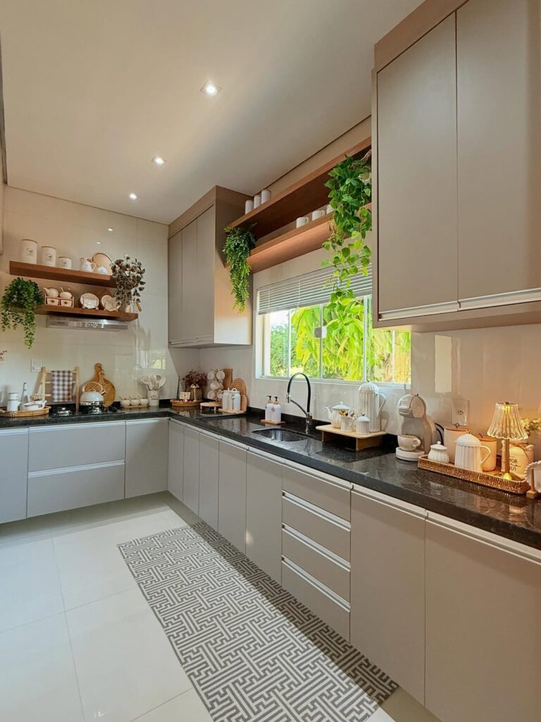 Bancada da cozinha com tomadas, cafeteira e plantas