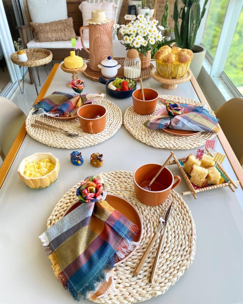Café da manhã junino com frutas, bolo de milho e cuscuz