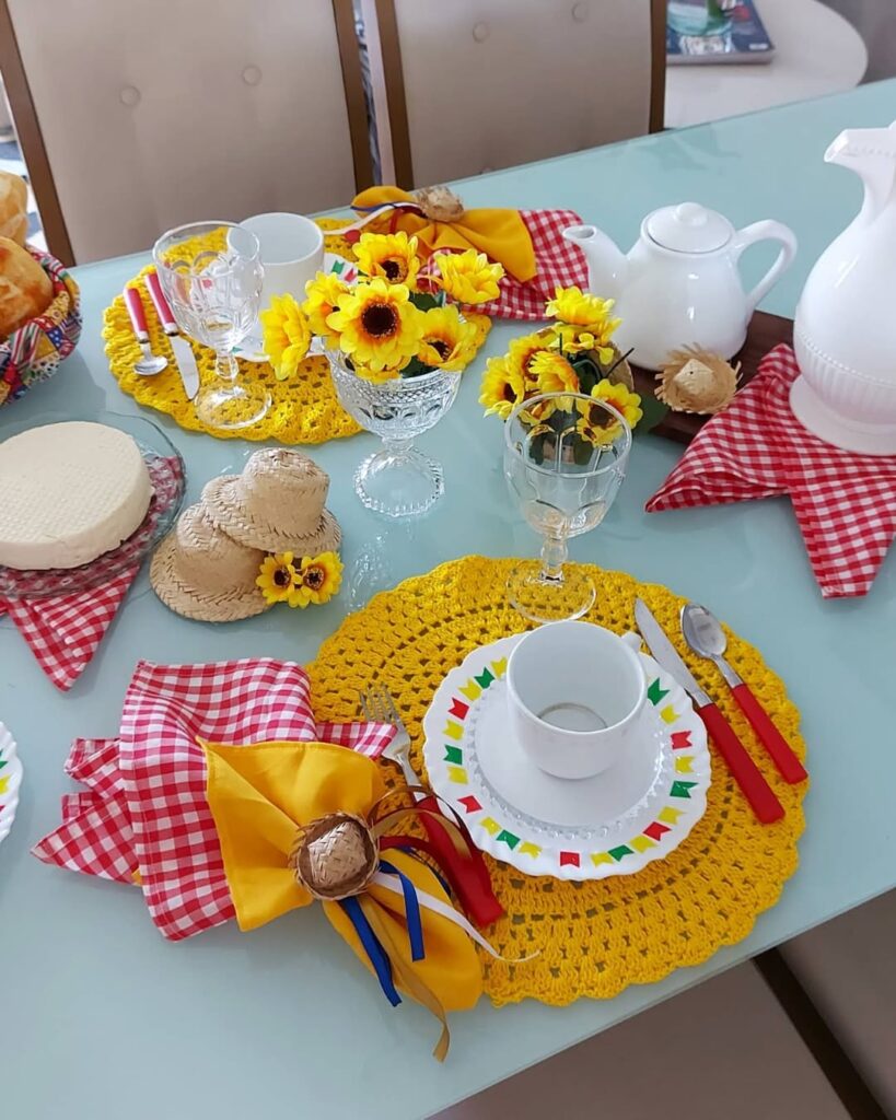 Centro de mesa junino com flores em taça de vidro