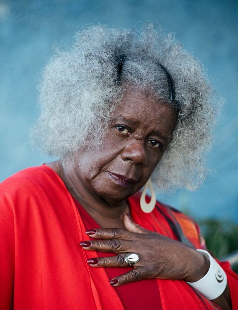 Mulher com roupa e unhas vermelhas