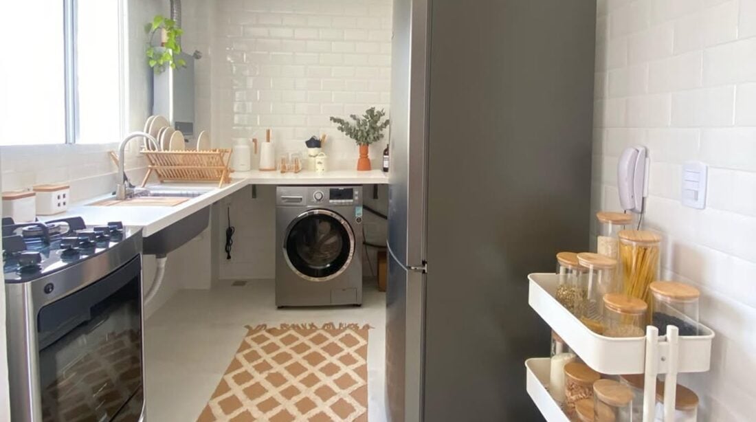 Cozinha com carrinho organizador