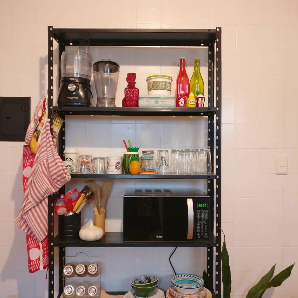 Cozinha com estante preta
