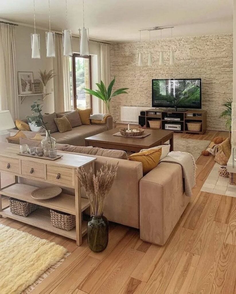 Sala de estar com sofá marrom claro, aparador com gavetas e mesa de centro quadrada