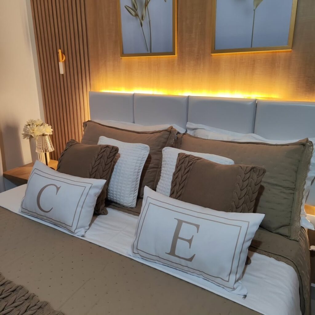 Cama osta com almofadas texturizadas